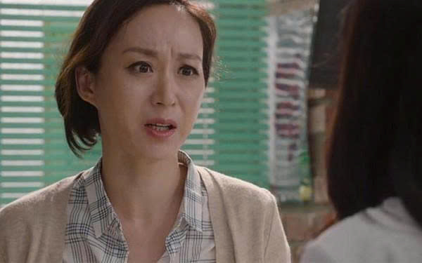 Mỗi tháng Lan chỉ đưa cho mẹ chồng 500 nghìn tiền sinh hoạt chung, ngày Lan thăng chức bỗng nhận được 1 tập hóa đơn dài 50 trang